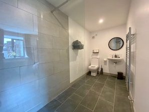 Ein Badezimmer mit Toilette, Waschbecken und Spiegel.