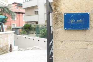 A blue plaque with the text 'filo pantis' on a stone wall, indicating a guest house. - Filo Guesthouse (Roma)