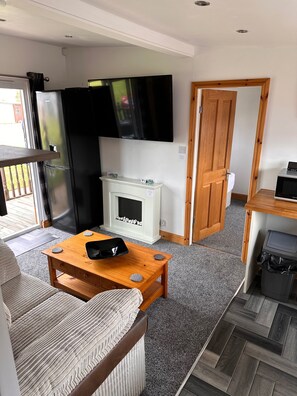 Living area - Cabin Sleeps 2 With Heating (Mablethorpe)
