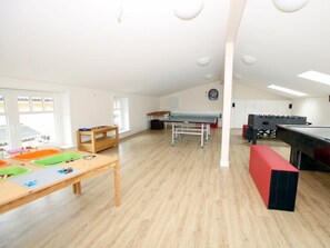 A spacious room with a ping pong table, a foosball table, and a wooden play table with toys. - Shrimp in Susanne-fischer Weg 33 (Wyk auf Foehr)
