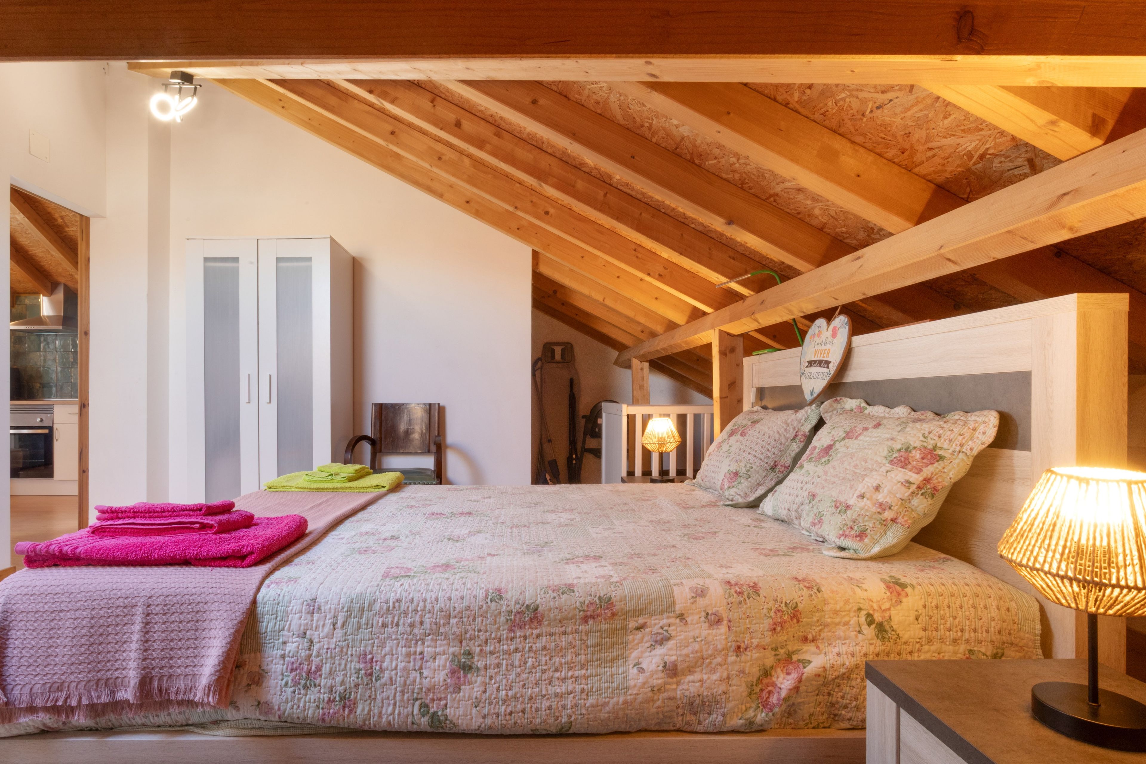 Tabla de planchar con plancha, wifi, ropa de cama
