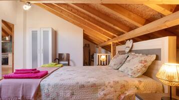 Tabla de planchar con plancha, wifi, ropa de cama