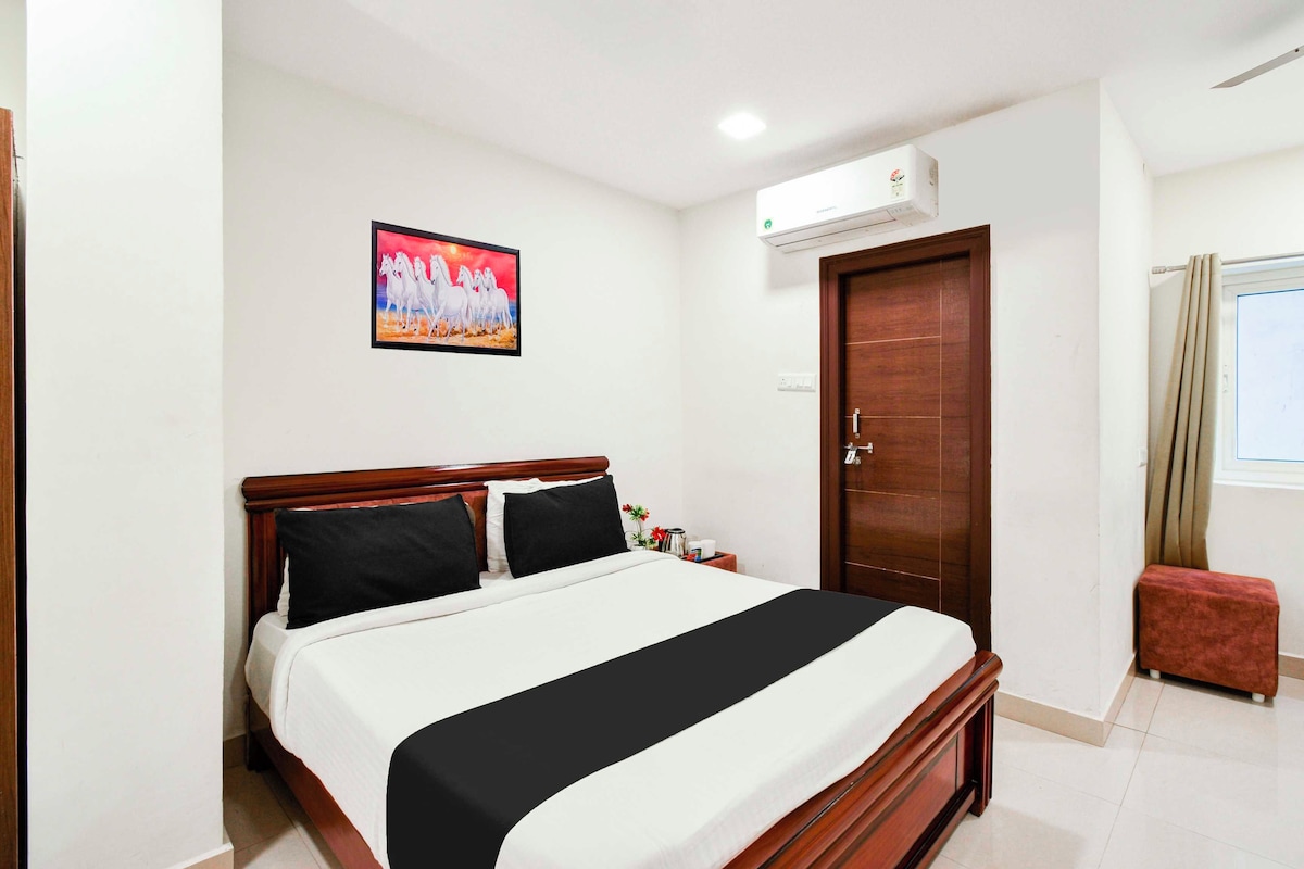 Un dormitorio con una cama, un cuadro, un aire acondicionado, una puerta y una ventana.