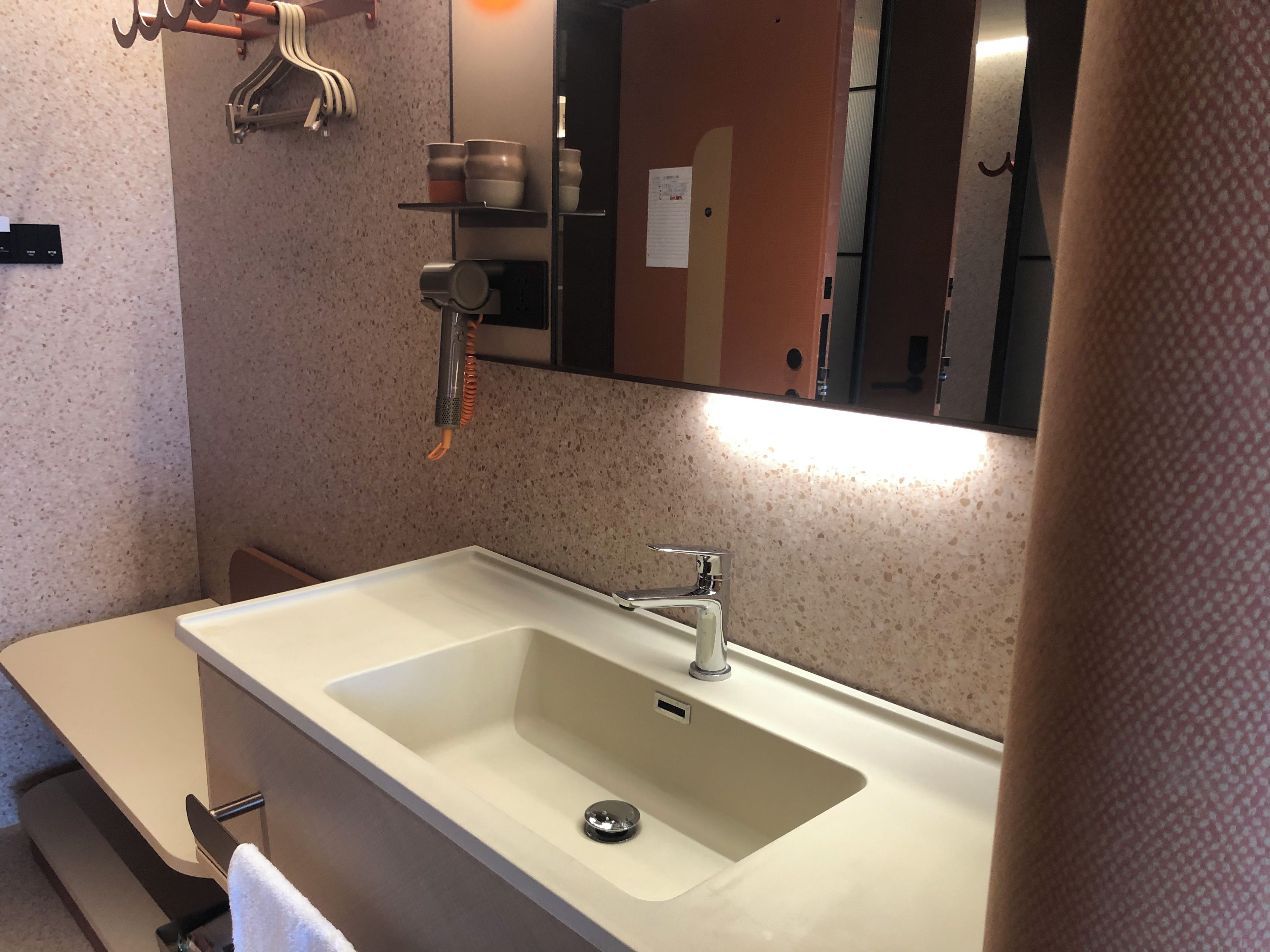 Doppia Classic, vista città | Bagno | Set di cortesia gratuito, asciugacapelli, asciugamani, sapone