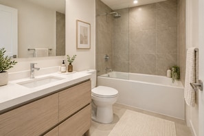 Un baño moderno con ducha, inodoro y lavabo.