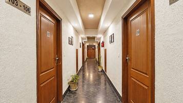 Pasillo de hotel con puertas de madera numeradas del 103 al 106 y 110, que dan a las habitaciones.