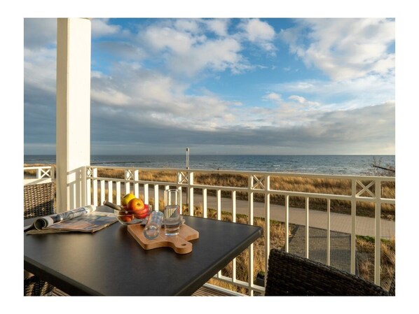 Outdoor dining - Sea View Villa, Apartment 9 "beach Love" (Grossenbrode)