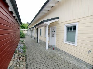 Eine Reihe einstöckiger Gebäude mit einem gepflasterten Weg dazwischen.