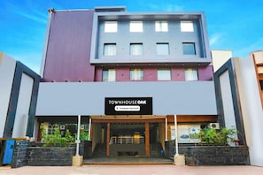 Un edificio de varios pisos con un letrero que indica 'TOWNHOUSE OAK' y alojamiento con servicios de empresa.