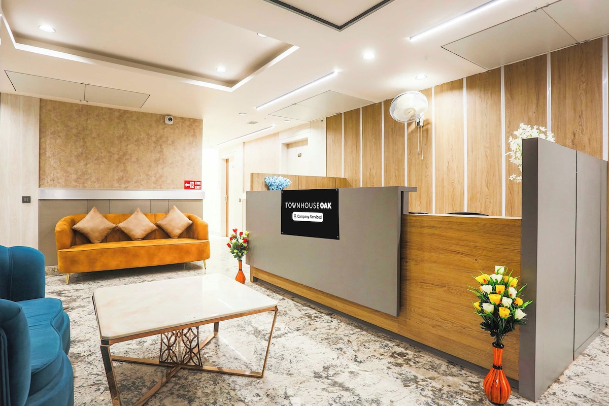 Un área de recepción moderna con un mostrador, un sofá y una mesa de centro.