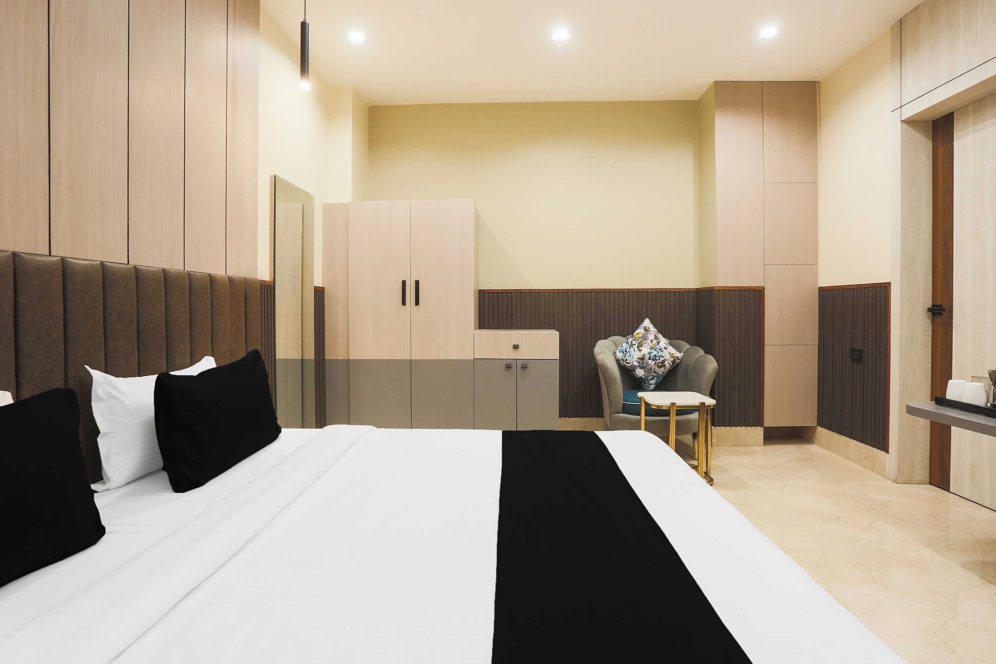 Una habitación de hotel moderna con una cama grande, un escritorio y una silla.