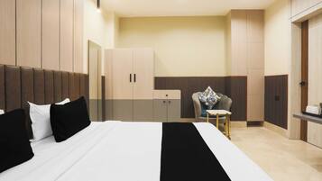 Una habitación de hotel moderna con una cama grande, un escritorio y una silla.