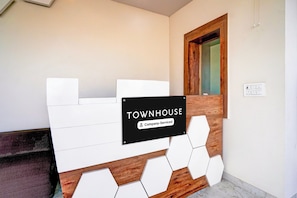 Uma mesa de recepção com uma placa que diz 'TOWNHOUSE Company-Serviced'.