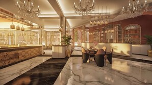 Un interior lujoso con piso de mármol, muebles elegantes y candelabros ornamentados.