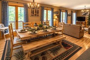 Ein Essbereich mit einem Holztisch, gedeckt für sechs Personen, umgeben von Stühlen.