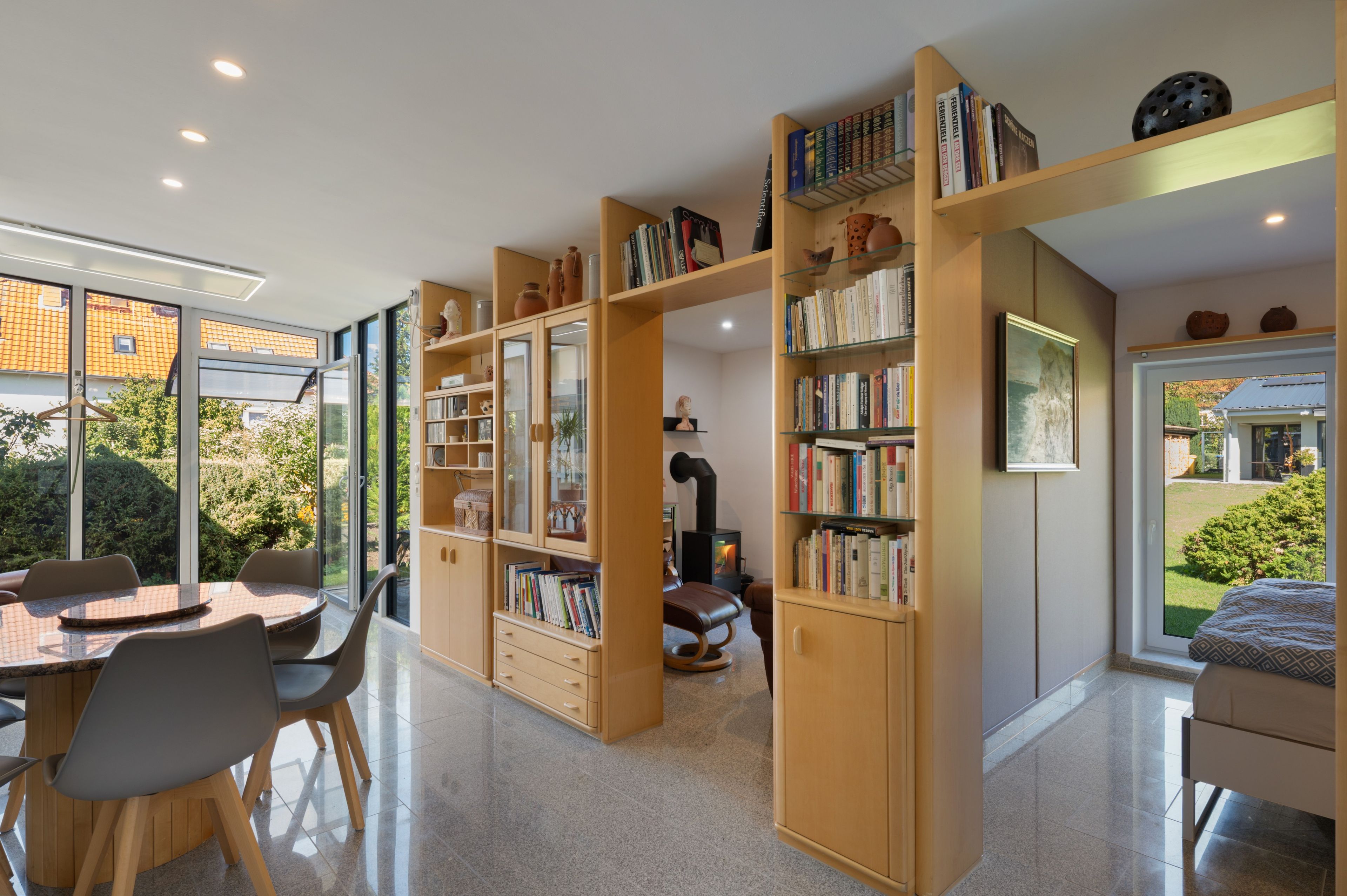 Ein modernes Interieur mit Essbereich, Bücherregalen und Kamin.