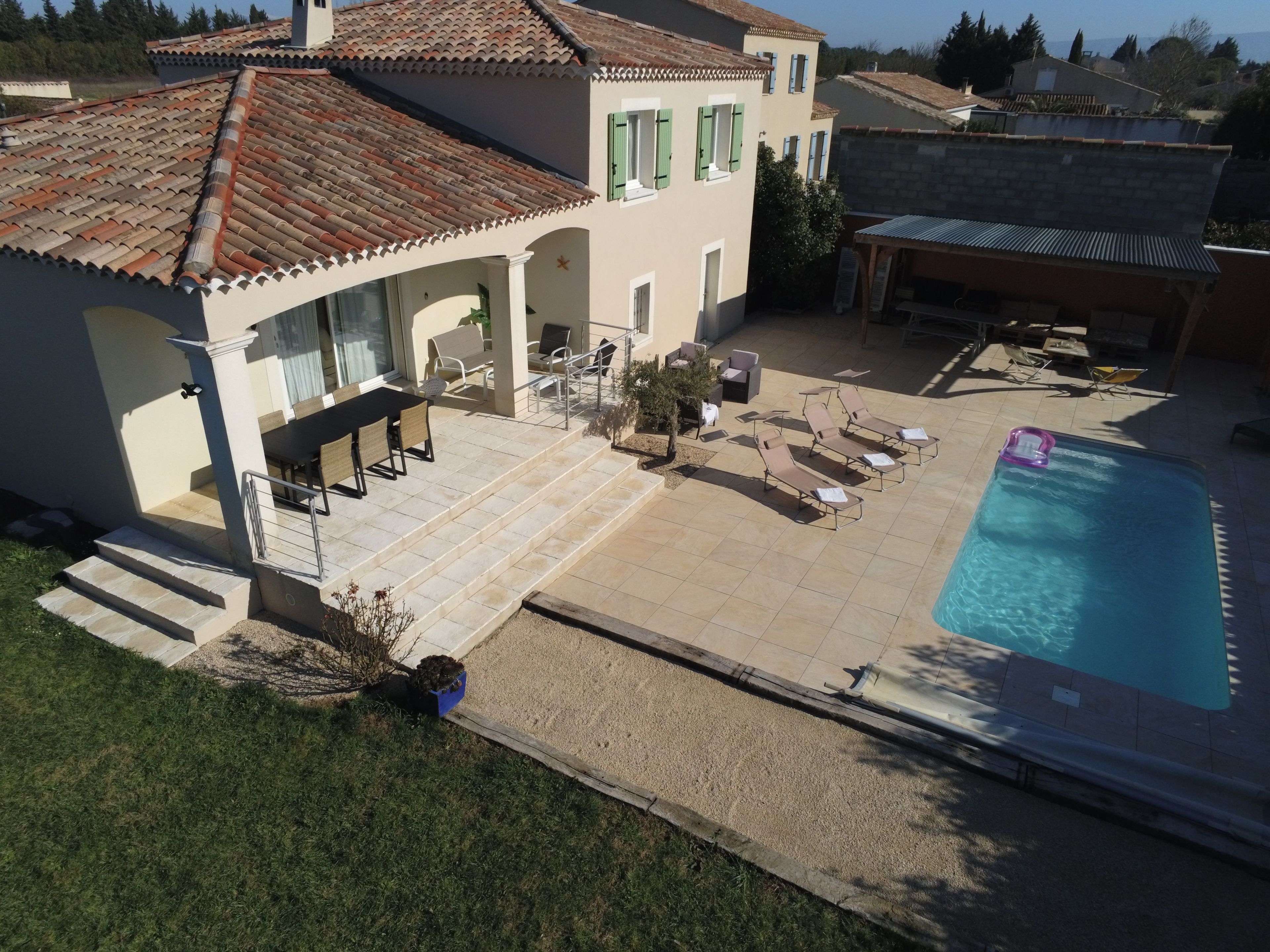 Une villa dotée d’une piscine, d’un espace extérieur aménagé et d’un patio couvert.