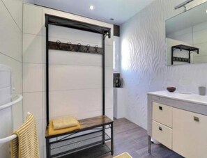 Bathroom - Vrbo Property (Mollégès)