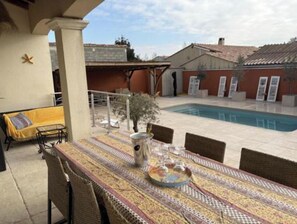 Outdoor dining - Vrbo Property (Mollégès)