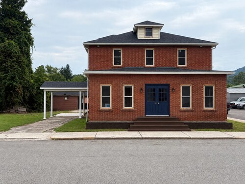 The Walnut Inn, 2BR Handicap-Accessible Apt. Located in Parsons; Pet Friendly