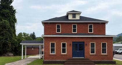 The Walnut Inn, 2BR Handicap-Accessible Apt. Located in Parsons; Pet Friendly