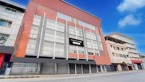 Un edificio de varios pisos con un cartel llamativo que dice 'TOWNHOUSE OAK' y el logotipo de la empresa.