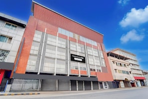 Un edificio de varios pisos con un cartel llamativo que dice 'TOWNHOUSE OAK' y el logotipo de la empresa.