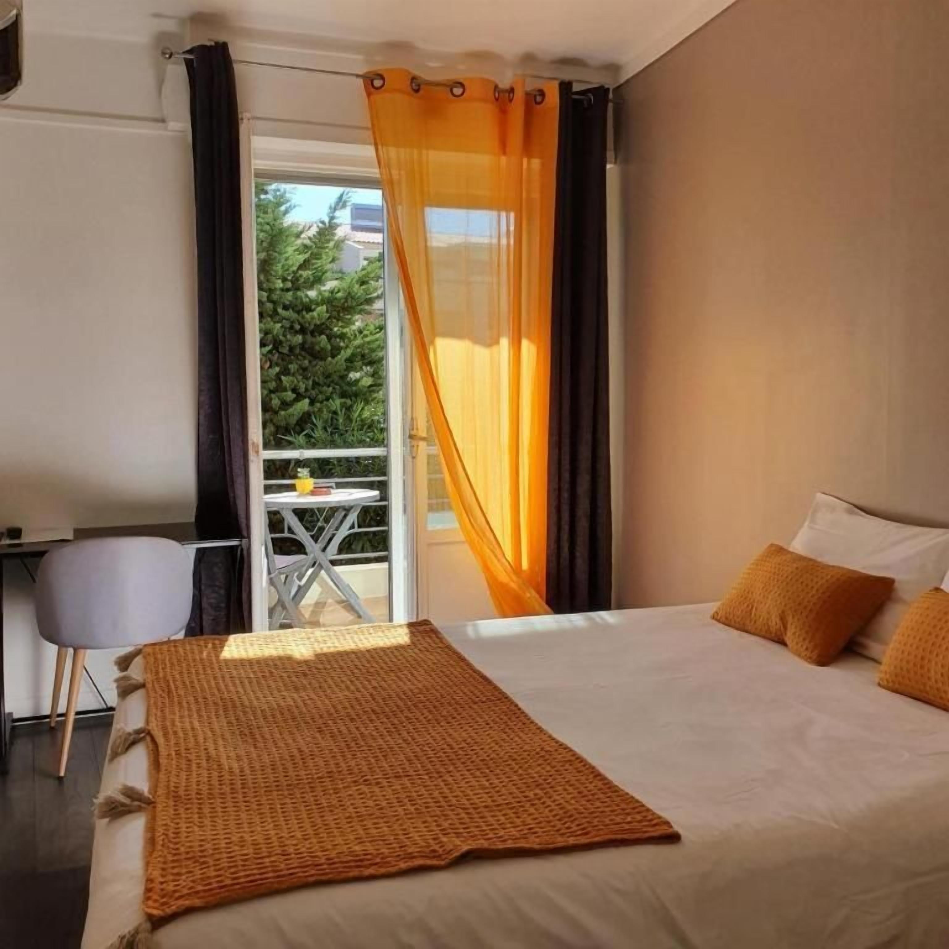 Una habitación de hotel con una cama, una mesita y una silla.