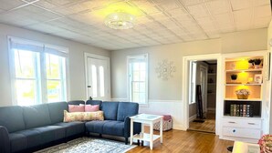 Living area - Historic 5-bedroom house in Swanton perfect for family getaways (Swanton)