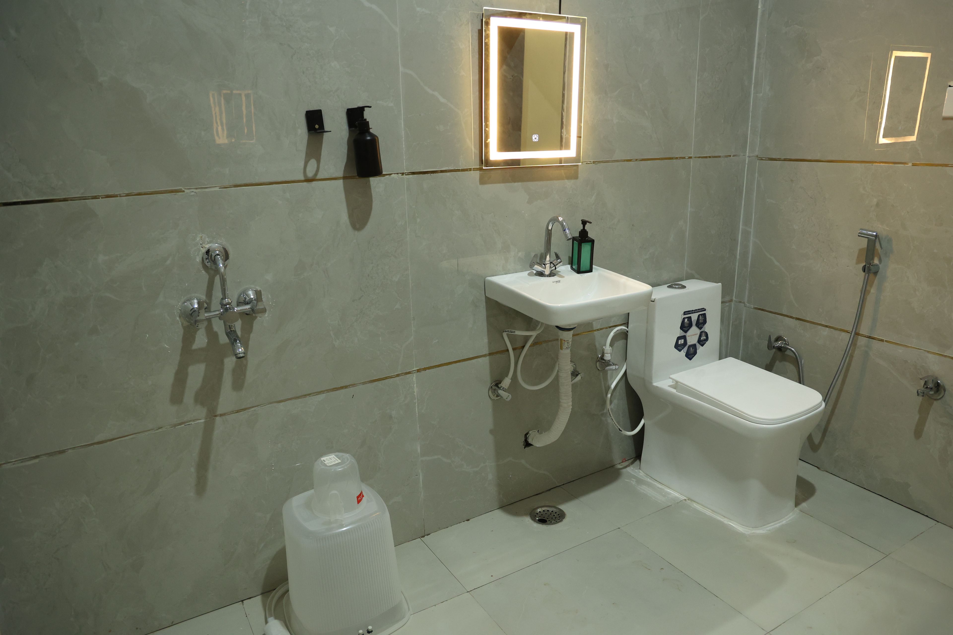 Ein Badezimmer mit Toilette, Waschbecken und Dusche.