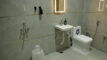 Ein Badezimmer mit Toilette, Waschbecken und Dusche.