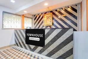 Een receptie met een bord waarop 'TOWNHOUSE Company Serviced' staat.