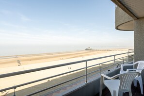 A balcony with a view of a beach and pier. - Apartment in Blankenberge Near Belgian Pier (Blankenberge)