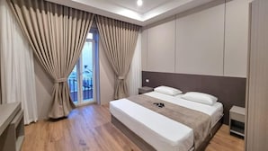 A modern bedroom with a large bed, a bedside table, and a wardrobe. - Leonida Residence (TARANTO)