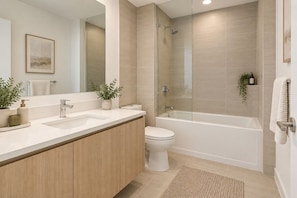 Une salle de bain moderne avec une baignoire, des toilettes et un lavabo.