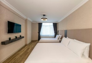 A hotel room with a large bed, a TV mounted on the wall, and a window with curtains. - Khotel Temel Chorlu (Çorlu)