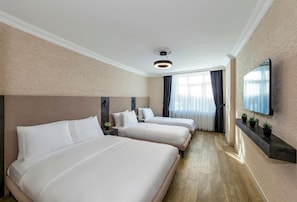 A hotel room with two beds, a flat-screen TV mounted on the wall, and a window with curtains. - Khotel Temel Chorlu (Çorlu)