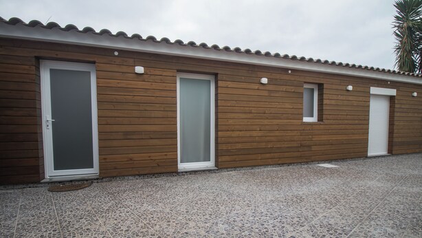 A building with three doors and a tiled floor. - Welcome to Entre Raízes, a warm and peaceful place (Remédios)