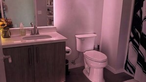 Kylpyhuone, jossa on wc, pesuallas ja kaappeja.
