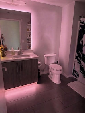 Ein Badezimmer mit Toilette, Waschbecken und Schränken.