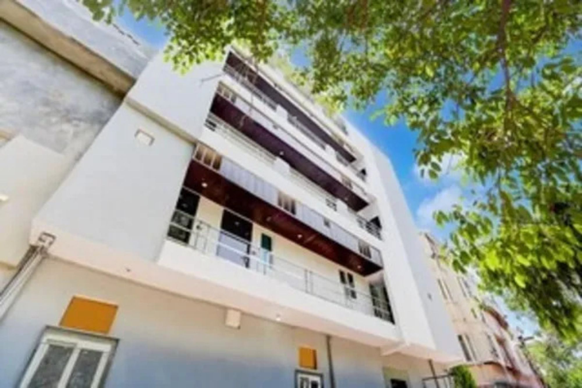 Un edificio de varios pisos con balcones y un diseño arquitectónico moderno.
