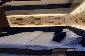 Ein Bett mit Kopfteil, Kissen und Decke.