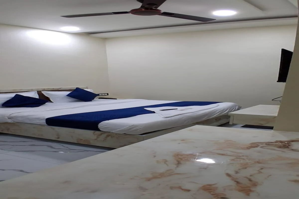 Ein Schlafzimmer mit einem Bett, einem Nachttisch und einem Deckenventilator.