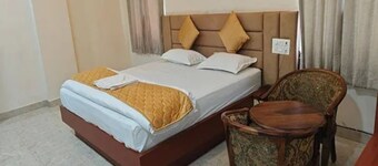 Fabhotel Vajra Residency