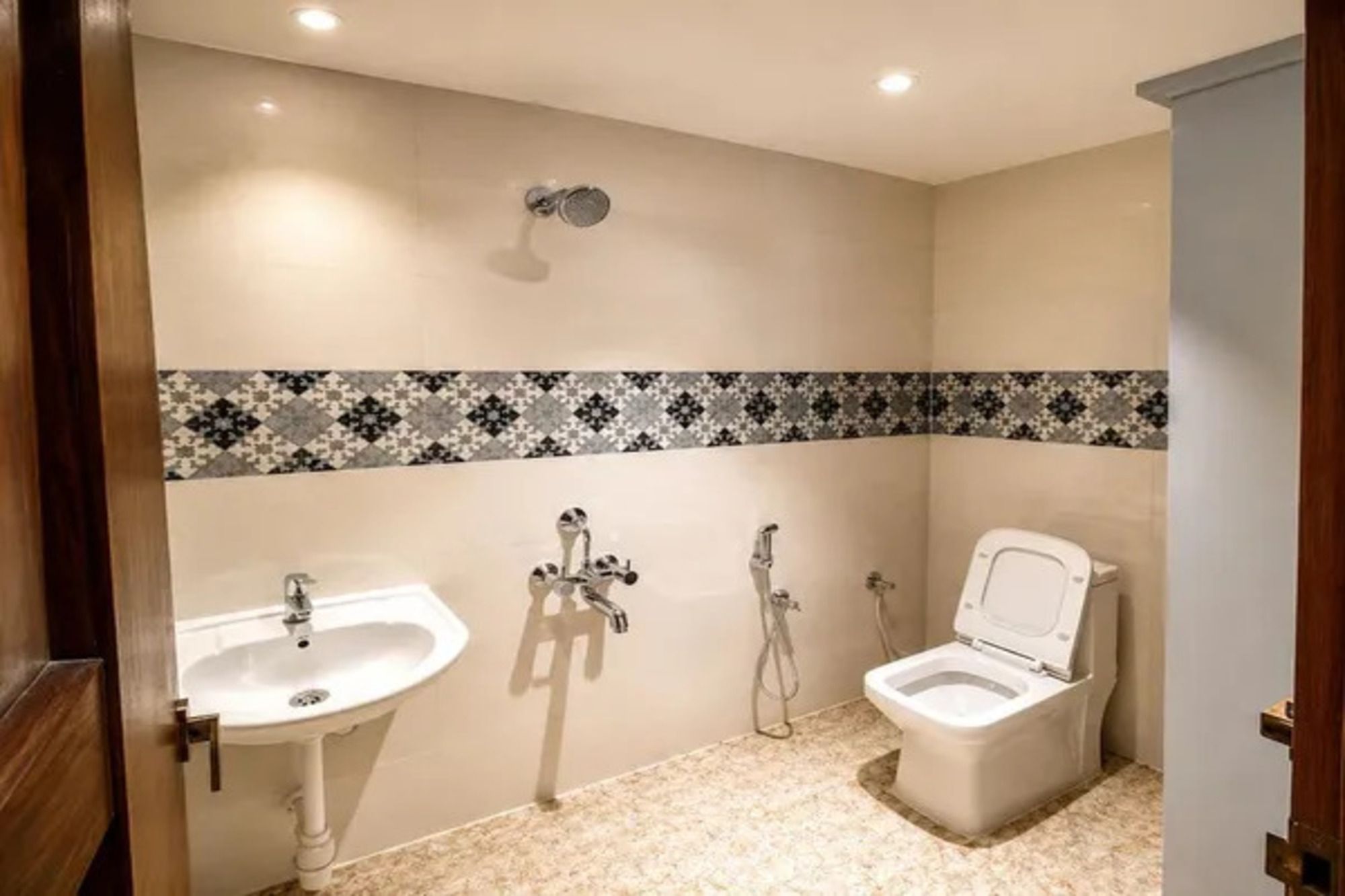 Dusche, Regendusche, kostenlose Toilettenartikel, Handtücher