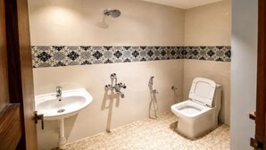 Shower, rainfall showerhead, free toiletries, towels - Fabhotel Royal Suites (Bangalore)