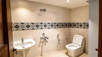 Shower, rainfall showerhead, free toiletries, towels