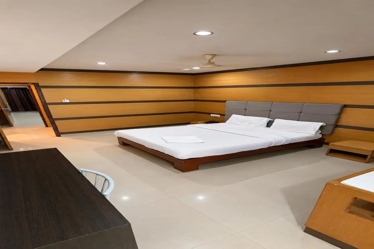 Deluxe Room | Egyptian cotton sheets, premium bedding, in-room safe, desk