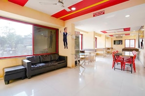 Lobby sitting area - Fabhotel Rama Palace (Nashik)