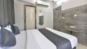 Egyptian cotton sheets, premium bedding, in-room safe, desk - Fabhotel Visat (Ahmedabad)